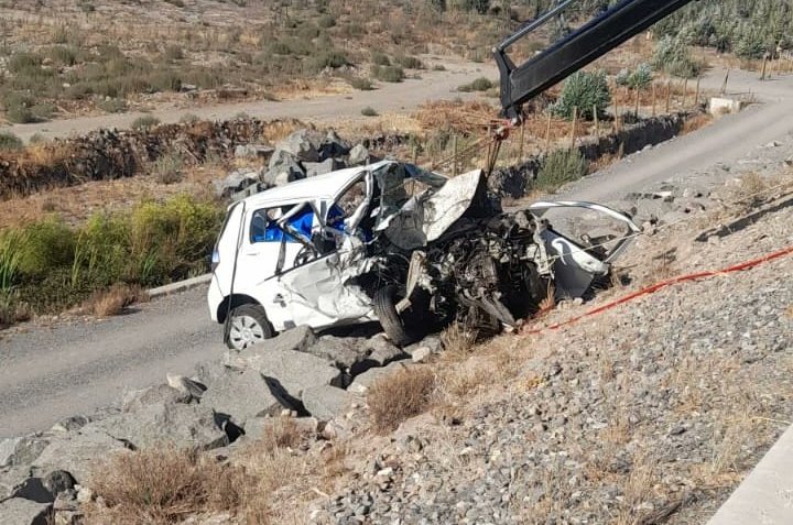 Dos víctimas fatales y un herido de gravedad deja colisión de alta energía con posterior volcamiento en autopista Los Andes