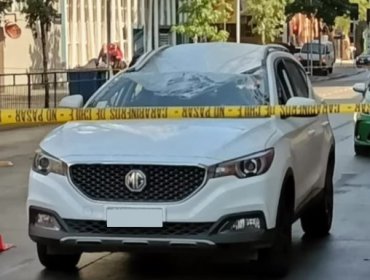 Una persona falleció tras caer sobre un auto desde el piso 15 de un edificio en pleno centro de Santiago