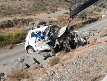 Dos víctimas fatales y un herido de gravedad deja colisión de alta energía con posterior volcamiento en autopista Los Andes