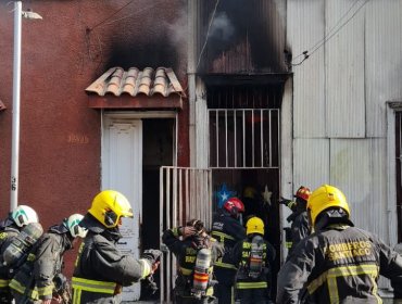 Una persona fallecida dejó incendio que consumió una vivienda y afectó parcialmente a otra en Santiago