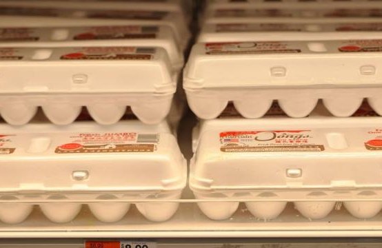 Por qué se ha disparado el precio de los huevos en EE.UU. y se han convertido en objeto de contrabando desde México