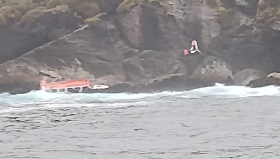 Dos tripulantes de embarcación fueron rescatados tras quedar varados al volcar en roqueríos en Osorno