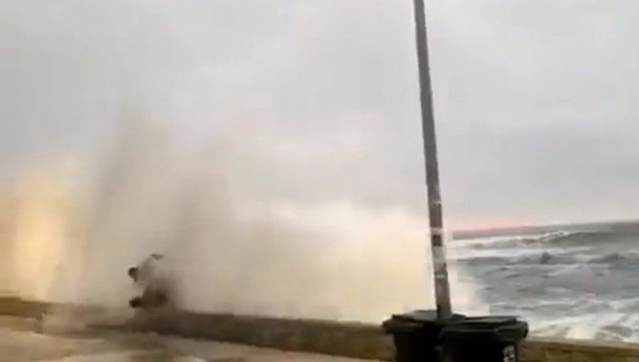 Captan momento en que dos jóvenes fueron golpeados por una ola que los hizo volar por los aires en Algarrobo