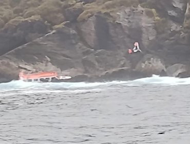 Dos tripulantes de embarcación fueron rescatados tras quedar varados al volcar en roqueríos en Osorno