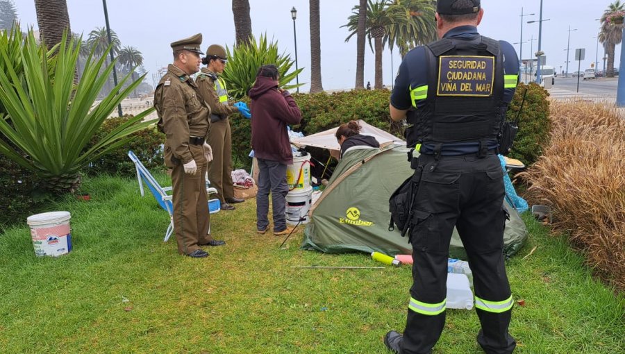 25 carpas fueron retiradas del borde costero de Viña del Mar en operativo que incluyó 40 controles de identidad