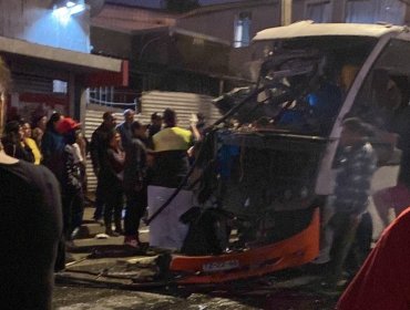 Dos lesionados y una persona atrapada dejó colisión de alta energía entre bus y una micro en el cerro Playa Ancha de Valparaíso