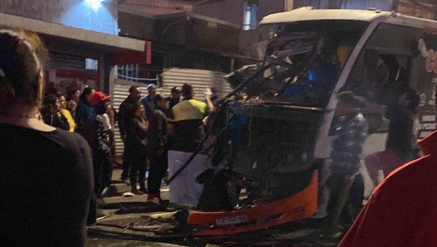 Dos lesionados y una persona atrapada dejó colisión de alta energía entre bus y una micro en el cerro Playa Ancha de Valparaíso