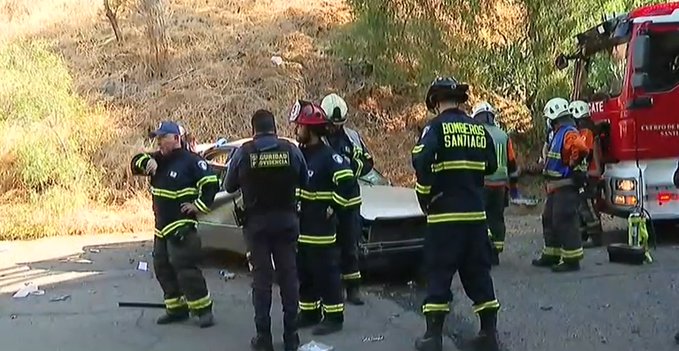 Muere conductor de auto que cayó entre 10 a 15 metros de paso nivel en el Cerro San Cristóbal