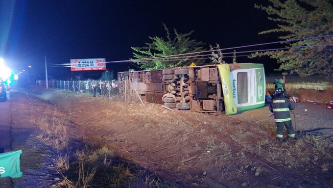 Turbus que se dirigía desde Valdivia a Viña del Mar volcó en Ruta 5 Sur con 56 pasajeros