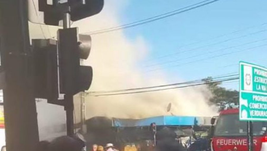 Más de 12 locales afectados por complejo incendio en el sector La Vega en Los Ángeles