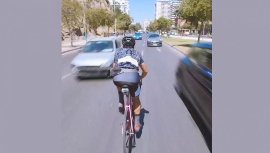 Captan a ciclista circulando contra el tránsito y esquivando vehículos a toda velocidad en transitada calle de Viña del Mar