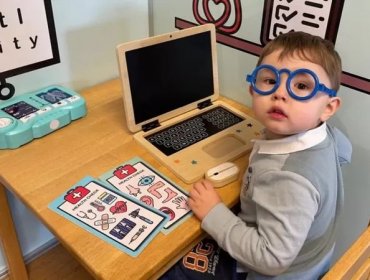 Niño que aprendió a leer por sí mismo a los 2 años lo acaban de aceptar en la asociación de superdotados en Reino Unido