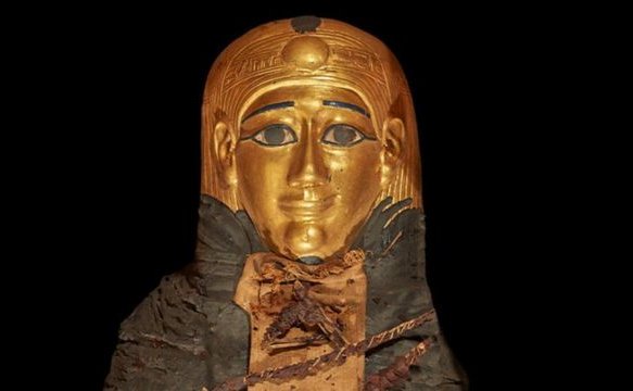 Revelan que momia fue enterrada con un "corazón de oro" hace 2.300 años en Egipto