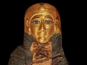Revelan que momia fue enterrada con un "corazón de oro" hace 2.300 años en Egipto
