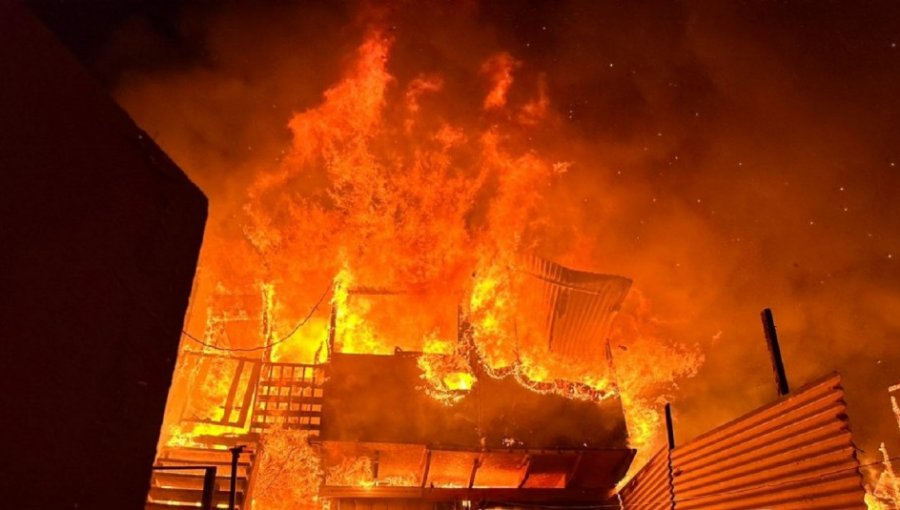Incendio consumió 12 viviendas y dejó con daños a otras siete en campamento de Antofagasta