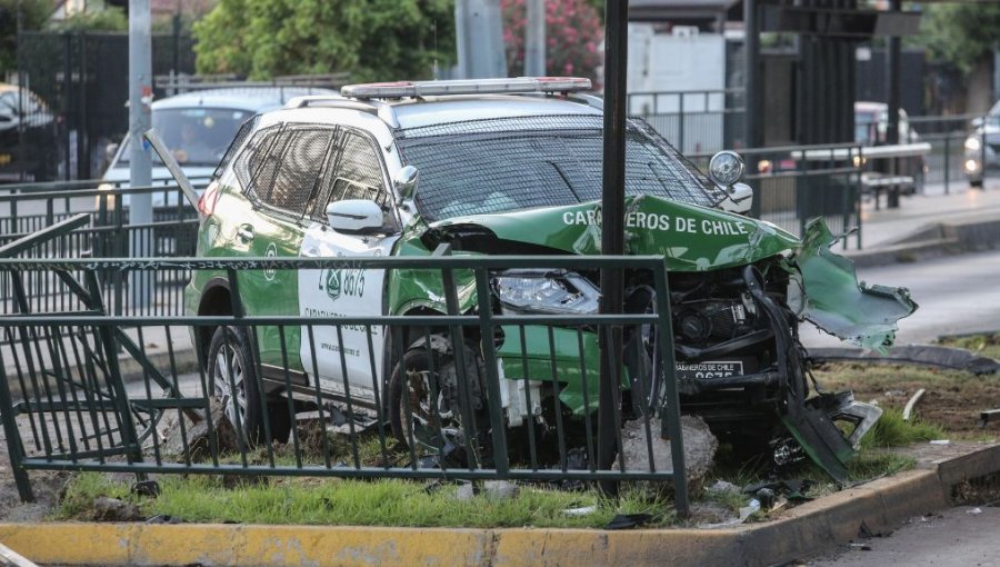 Dos carabineros resultaron heridos tras chocar radiopatrulla en la que se trasladaban en Puente Alto