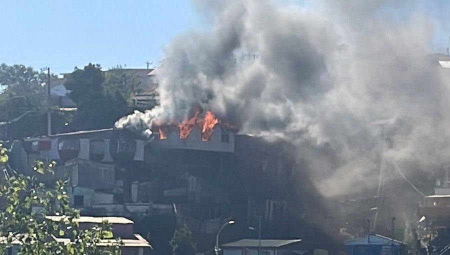 Agreden a Bomberos en medio de incendio en Playa Ancha