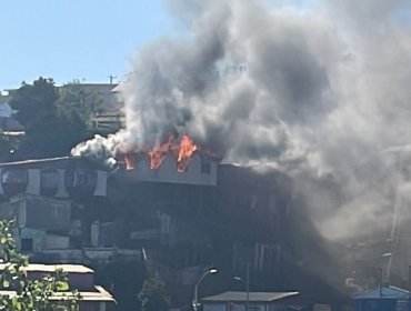 Bomberos fueron atacados mientras combatían incendio estructural en el cerro Playa Ancha de Valparaíso