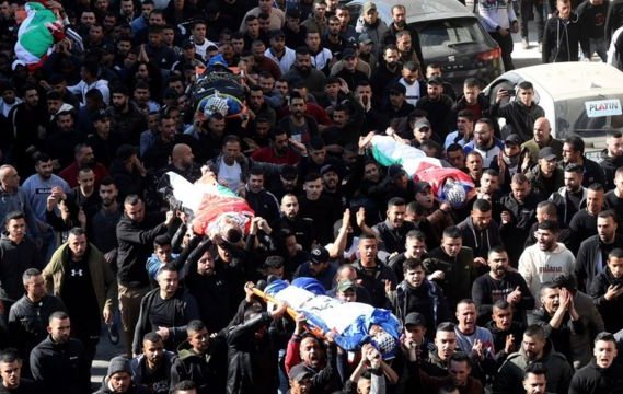 Mueren 9 palestinos en una redada del Ejército israelí en un campo de refugiados de Cisjordania