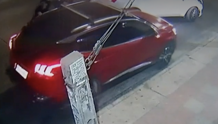 Conductor chocó su automóvil contra dos postes para frustrar encerrona en su contra en San Miguel