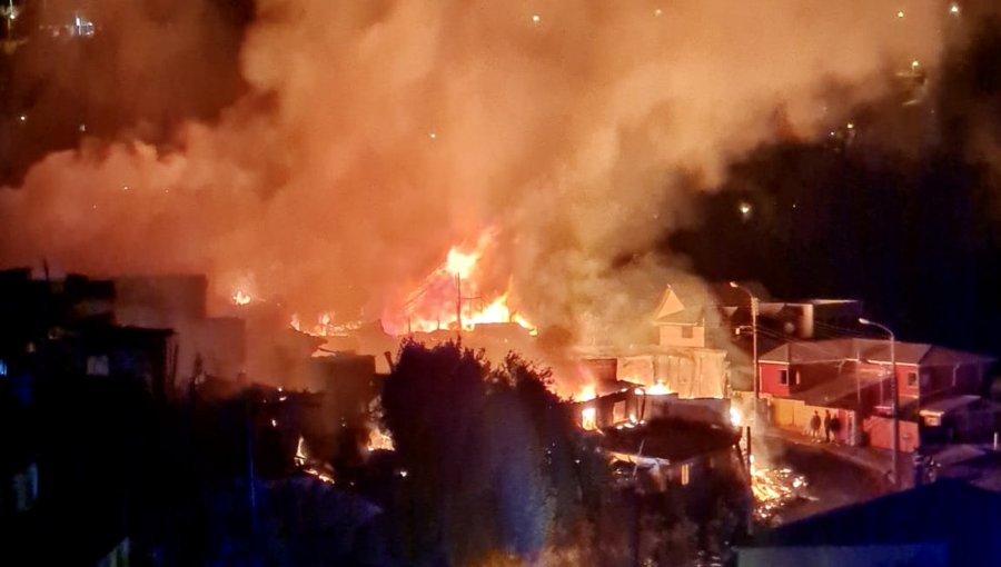 Aumentan a 18 las viviendas afectadas por incendio en el cerro San Roque de Valparaíso: damnificados ascienden a 41 personas