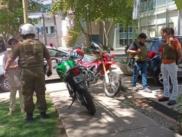 Pareja de extranjeros fue víctima de violento asalto a manos de motochorros tras retirar dinero desde banco en Las Condes
