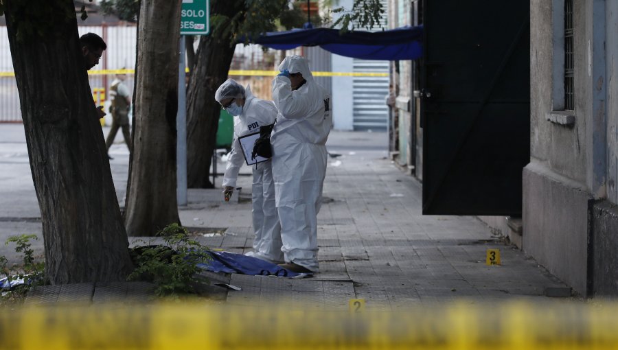 Asesinato en el barrio Yungay de Santiago: hombre fue encontrado en la vía pública con siete disparos en su cuerpo