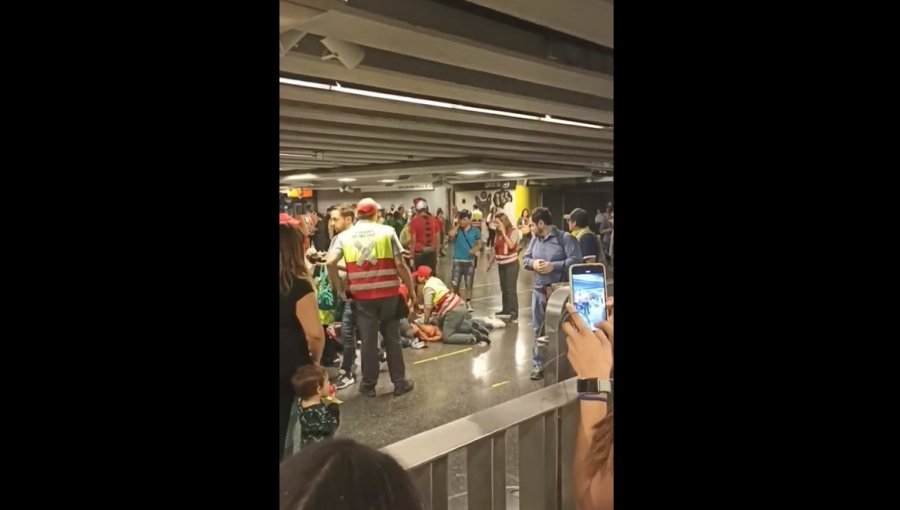 Evacuan estación de Metro Tobalaba tras riña en sector de boleterías que dejó a dos jóvenes apuñaladas