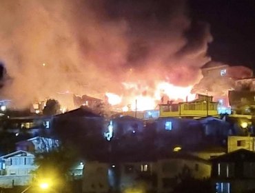 Nueva tragedia en Valparaíso: Incendio estructural arrasa con nueve viviendas en el cerro San Roque