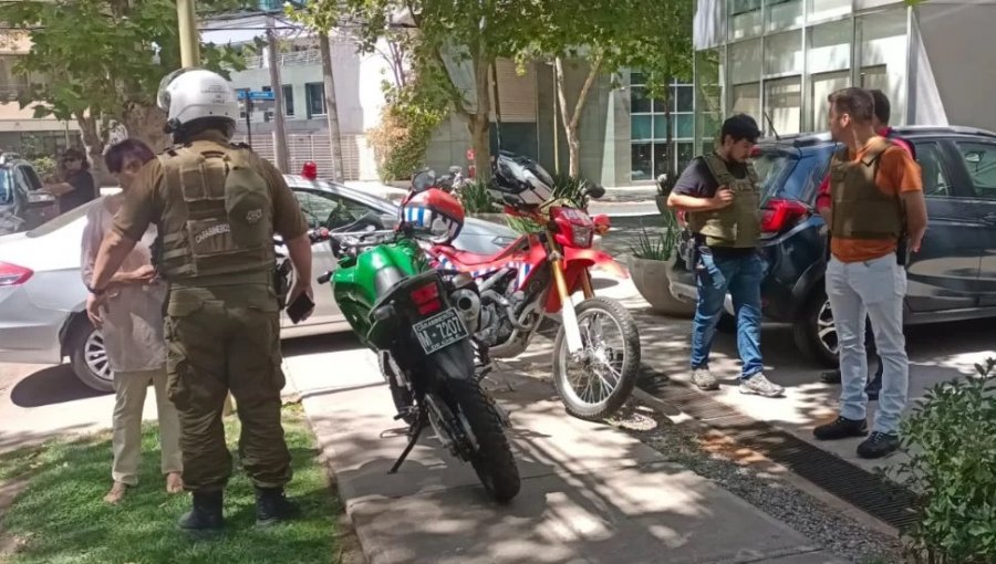 Pareja de extranjeros fue víctima de violento asalto a manos de motochorros tras retirar dinero desde banco en Las Condes