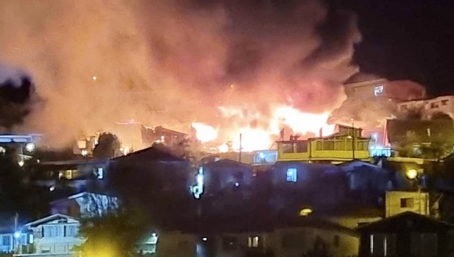 Nueva tragedia en Valparaíso: Incendio estructural arrasa con nueve viviendas en el cerro San Roque