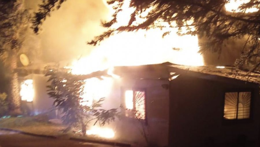 Incendio estructural de grandes proporciones destruyó una casa patronal en Quillota