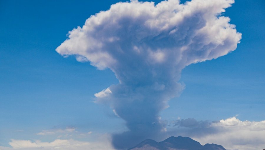 Senapred declaró alerta amarilla para el volcán Lascar por actividad sísmica