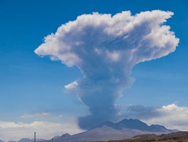 Senapred declaró alerta amarilla para el volcán Lascar por actividad sísmica