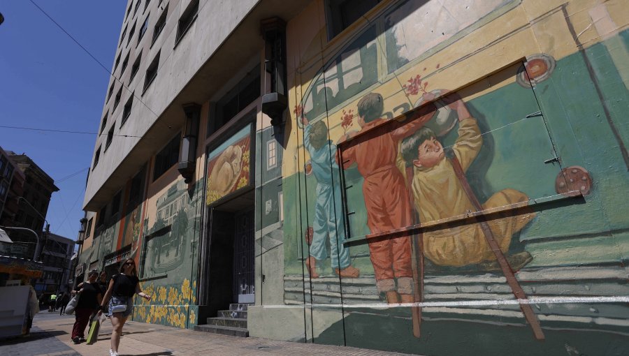 Inauguran colorido mural porteño en edificio patrimonial de más de 70 años