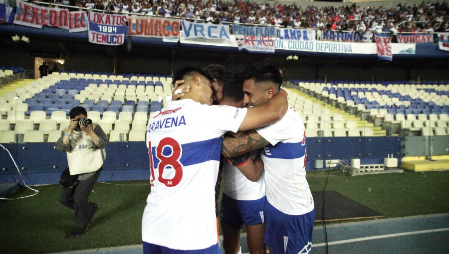 La UC venció en el epílogo a Curicó y se sumó a Ñublense en la cima del torneo