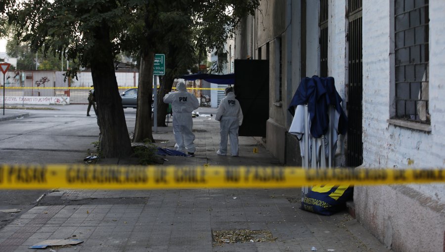 Hombre fue encontrado muerto con un disparo en la cabeza en pleno Barrio Franklin de Santiago