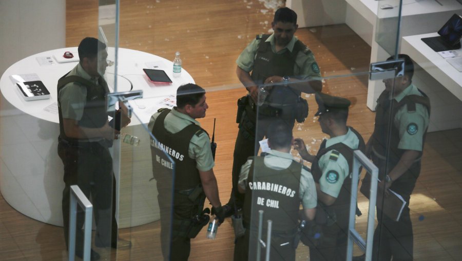 Encuentran en Peñalolén tres vehículos similares a los utilizados en asalto armado a tienda de mall de La Reina