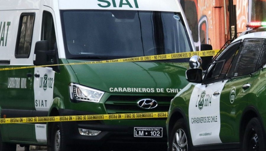 Dos personas lesionadas deja colisión entre dos vehículos y posterior volcamiento de camión en la Autopista Central