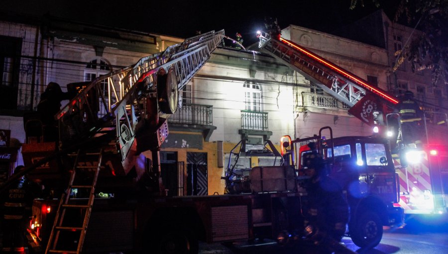 Dos viviendas, dos bodegas y 12 daminificados deja incendio en el barrio El Almendral de Valparaíso