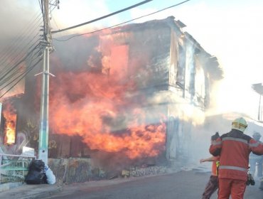 Dos viviendas que tenían decreto de demolición resultaron destruidas por incendio en el cerro Cordillera de Valparaíso