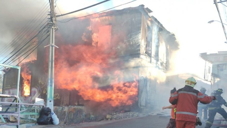 Dos viviendas que tenían decreto de demolición resultaron destruidas por incendio en el cerro Cordillera de Valparaíso