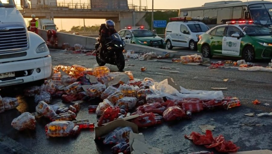 Camión sufrió desprendimiento de carga en la Costanera Norte en enlace hacia la ruta 68: conductor venezolano fue detenido