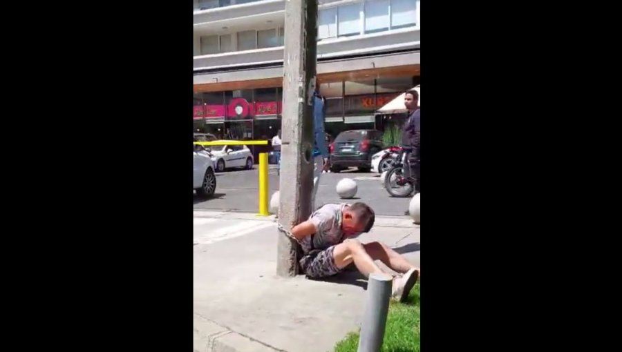 Detención ciudadana en Viña del Mar: sujeto fue amarrado con cadenas a un poste tras robar en local comercial