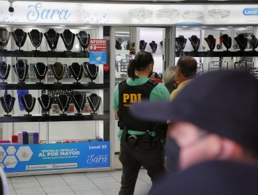 Allanan restaurante Donde Augusto y joyería del centro de Santiago en masivos operativos policiales por el "caso Relojes"