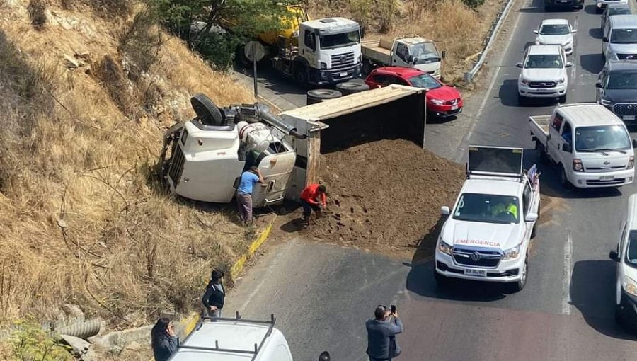 Conductor quedó atrapado al interior de camión tras volcamiento en el Camino Internacional en Viña del Mar