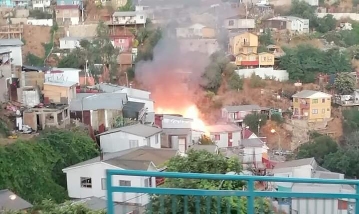 Cuatro viviendas resultaron afectadas por incendio en el cerro Rocuant de Valparaíso