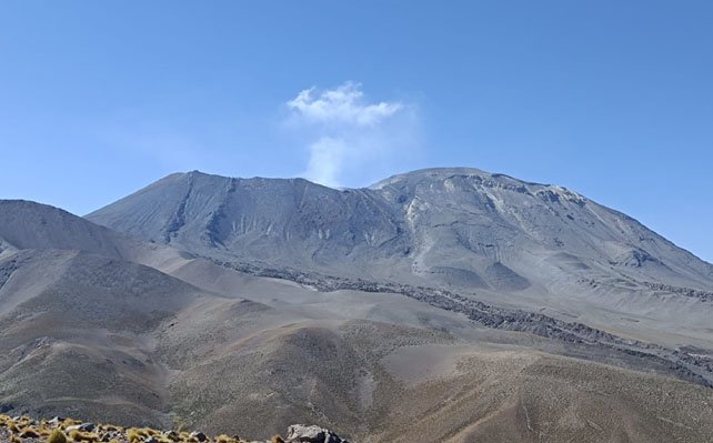 Serneagomin detecta domo de lava en volcán Láscar que sugiere "posible proyección de un evento explosivo posterior"