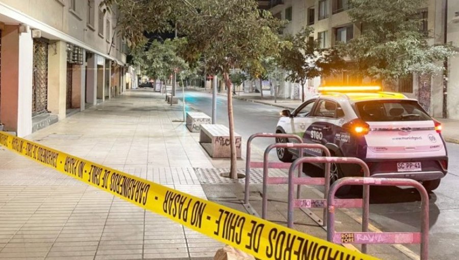 Una persona fallecida y tres heridas deja balacera en pleno centro de Santiago: sujetos dispararon desde un vehículo