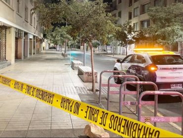 Una persona fallecida y tres heridas deja balacera en pleno centro de Santiago: sujetos dispararon desde un vehículo